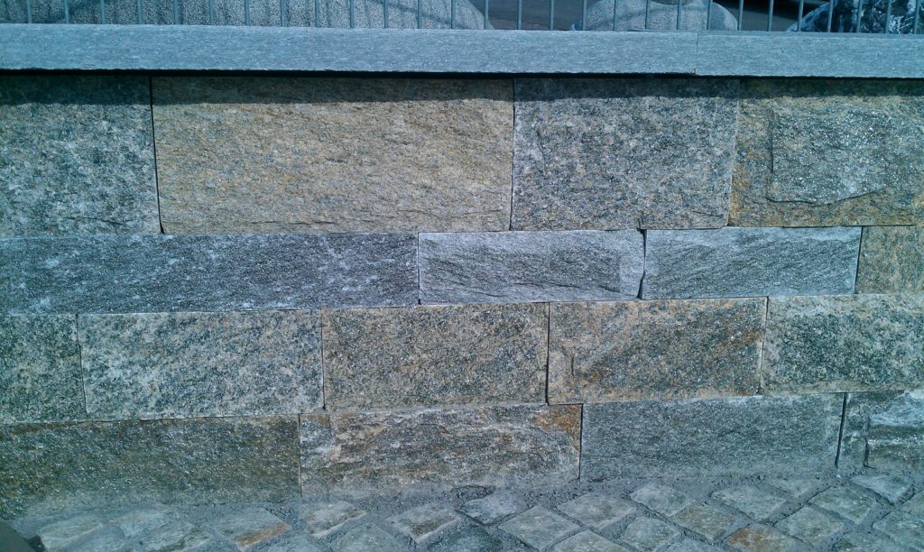 Mauersteine aus Luserna Gneis