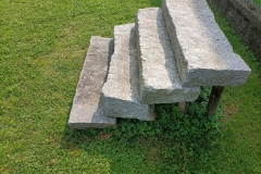 Blocktritte-aus-hellem-Tessiner-Gneis