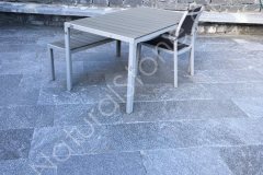 Beola-Valle-Bodenplatten-vor-Mauer