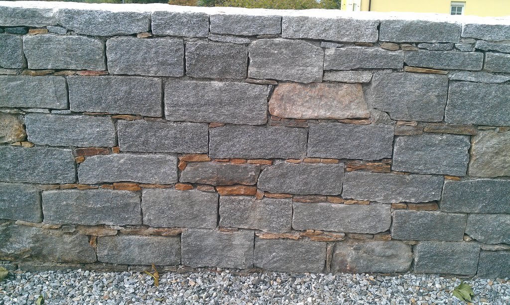 Mauer aus Tessinergneis hell - gemischt mit "lokalen" Steinen