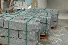 Mauersteine / Mollons "roh" aus Tessinergneis hell