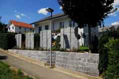 Palisaden und Mauersteine