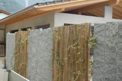 Stelen/Palisaden aus Tessinergneis hell, Breite 30 cm, Höhe 220 cm, Kante oben gebrochen