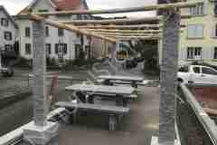 2-Sockel-Pergola-mit-Tische-Ausgefuehrt