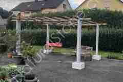 Pergola-handgespitzt-mit-Sockel