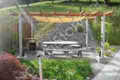 Pergola-mit-Sockel-Kastanienholz-TopQualitaet-mit-Farbanstrich