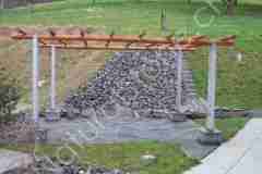 Pergola-mit-Sockel-auf-Maggia-Gneis-Bodenplatten-wildfoermig