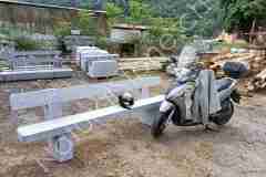 Sitzbank-Obelisk-Tessiner-Gneis-Hell-mit-Vespa