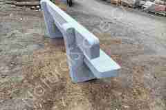 Sitzbank-Obelisk-Tessiner-Gneis-hell-hinten