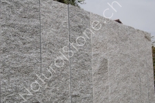 Stelen / Palisaden aus Tessinergneis hell Iragna - Flächen gespalten, Kanten gefräst - Breite 25 cm, Dicke 6 cm