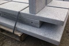 07_Granittisch_Moderno_freistehend_Verpackt_Nov_Detail_FussMitLochWZ-800px