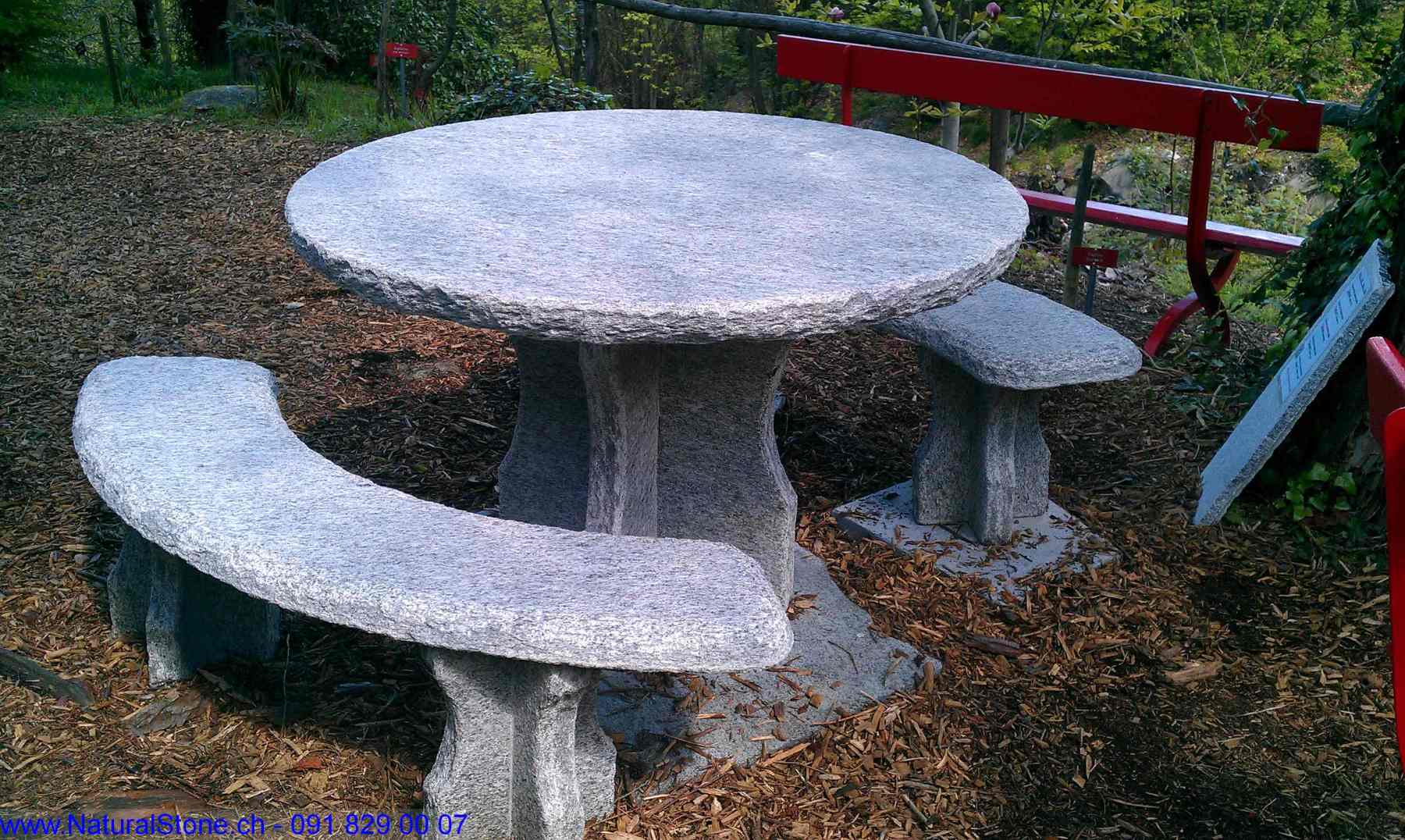 Granittisch-Gottardo-rund-Gartentisch-aus-Iragna-Gneis