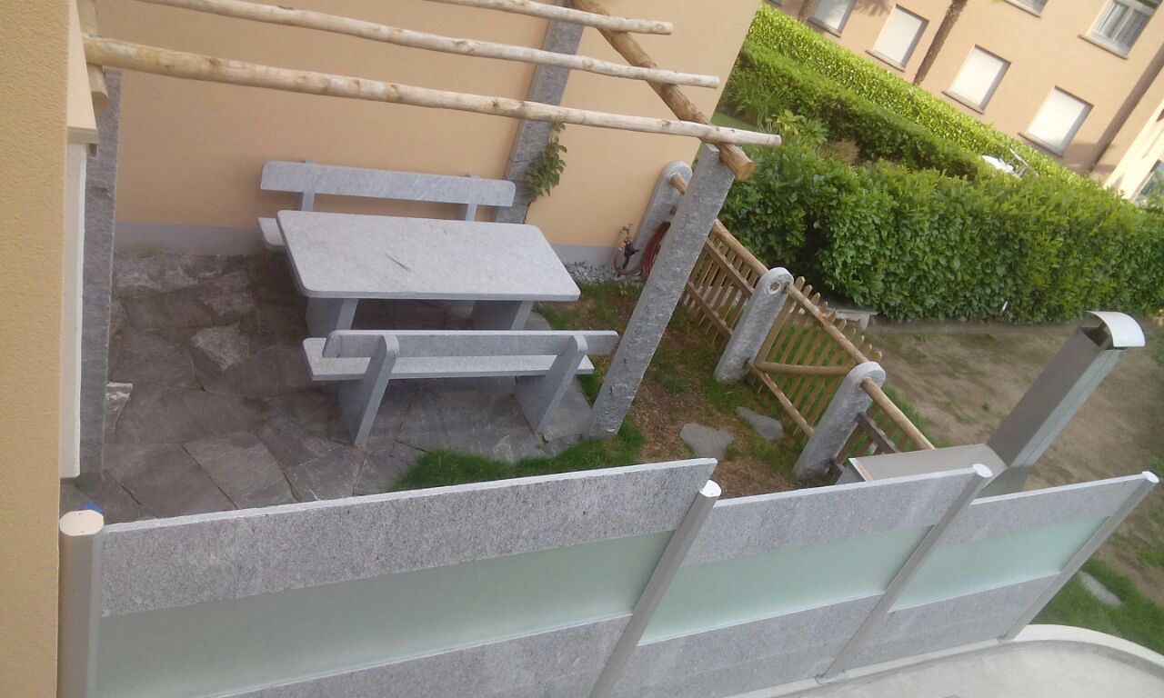 Granittisch_Ticinese_Lehne_Tischgarnitur_Ticinese_mit_Lehne_Brione