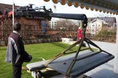 Auf-Dachterrasse-mit-Autokran