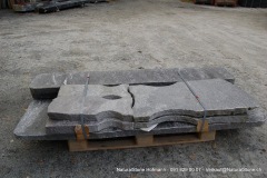 Tischgarnitur "Classico" aus Maggiagneis, versandbereit. Flächen naturgespalten, Kanten roh gebrochen