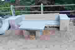 Eckiges-Steinsofa-fuer-Garten-aus-Tessiner-Gneis