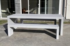 Gartentisch-Purist-Tessiner-Gneis-hell-