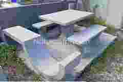 GneisTisch-fuer-Garten-quadratisch-Tessiner-Granit