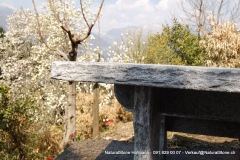 Detail Kantenbearbeitung handgespitzt - Tisch "Bernardino" aus Tessinergneis dunkel Calanca. Freistehend mit Querbalken 180 x 80 x 6 cm