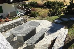 Granittisch-Classico-mit-Bodenplatten