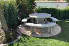 Granittisch-Gottardo-rund-Tischgarnitur-Tessiner-Granit-mit-Baenken