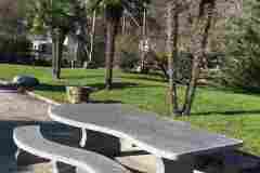 Granittisch-Modell-Donna-mit-geschwungener-Bank-geflammt-IMG_2308