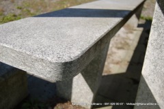 Detail Bankplatte Tisch "Moderno" - Oberfläche gesägt, Kanten gefast, Ecken leicht gerundet