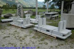 Granittisch-Moderno-Gartentisch-Tessinergneis-hell-gestockt-Gesaegt