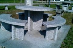 Granittisch-Moderno-rund-runder-granittisch-modell-moderno-mit-sitzbänken-300x179