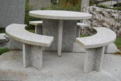 Granittisch-Moderno-rund-tessinergneis-hell-300x199