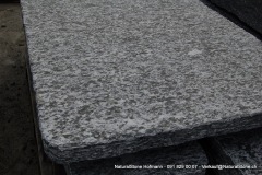 Tischplatte "Rustico" aus Maggia Macolato, Oberfläche geflammt, Kanten handgespitzt