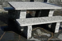 Tischgarnitur "Rustico" aus Maggiagneis Macolato, Oberfläche geflammt Tisch- und Bankplatten Kanten handgespitzt, Tischfüsse roh gebrochen