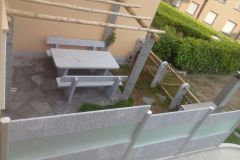 Granittisch_Ticinese_Lehne_Tischgarnitur_Ticinese_mit_Lehne_Brione