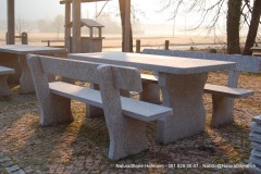 Tisch "Ticinese mit Lehne" aus Tessinergneis hell, Bearbeitung gefräst,  freistehend