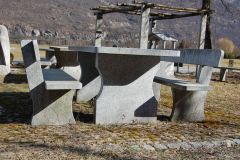 Granittisch_Ticinese_Lehne_mit_Lehne