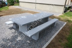 Style-Gartentisch-Im-Kies