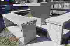 Quadratischer-Steintisch-aus-Tessiner-Gneis-fuer-Garten