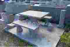 Quadratischer-Tessiner-Granittisch-fuer-Garten