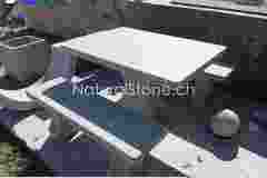 Tisch-fuer-Garten-quadratisch-Gneis