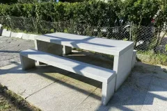 nsh-ti-pur-Tessiner-Granittisch-aus-Gneis-mit-Baenken