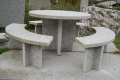 Tu51-Granittisch-Moderno-rund-tessinergneis-hell-300x199